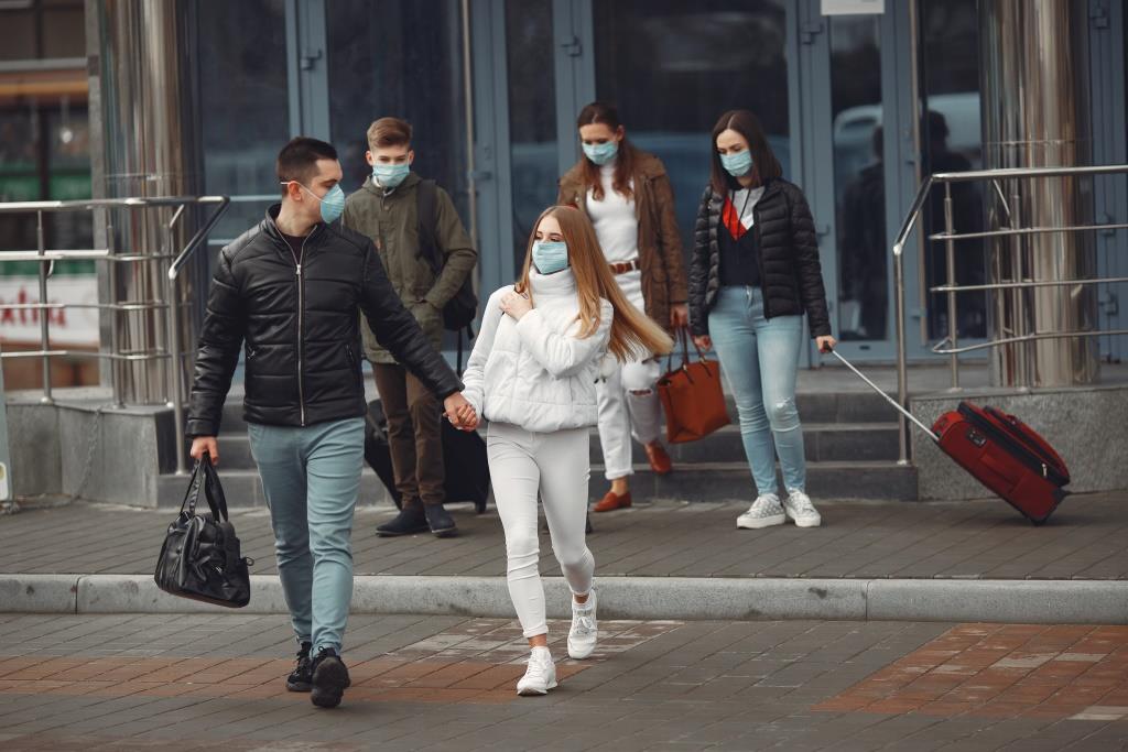 хора пътуват с маски заради коронавирус
